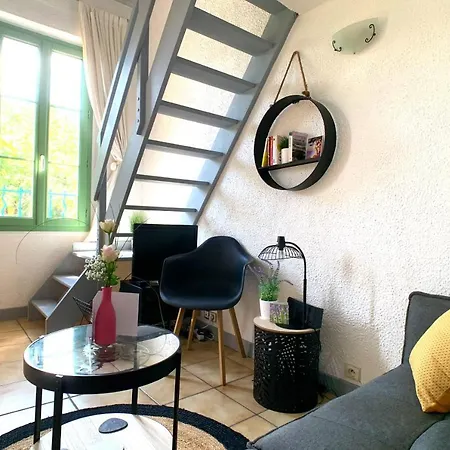 Daire Renovated 2 Bedroom Duplex In The Center Of Antibes