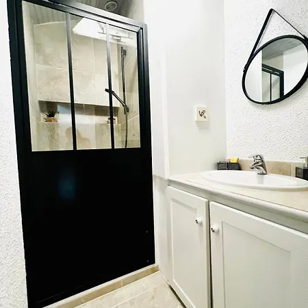 Renovated 2 Bedroom Duplex In The Center Of *