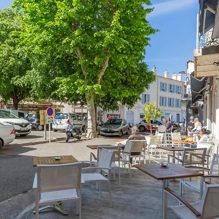 Renovated 2 Bedroom Duplex In The Center Of