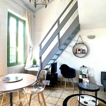 Renovated 2 Bedroom Duplex In The Center Of Apartment *