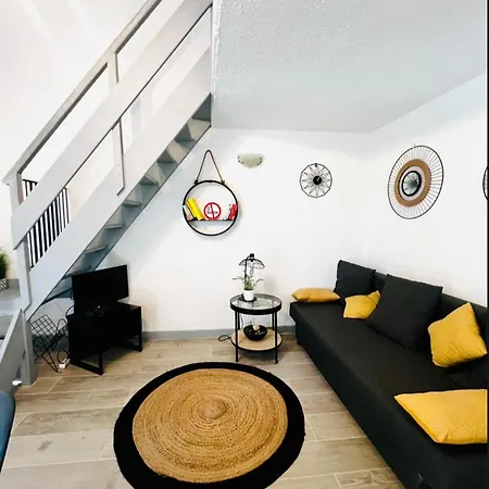 Апартаменты Renovated 2 Bedroom Duplex In The Center Of *