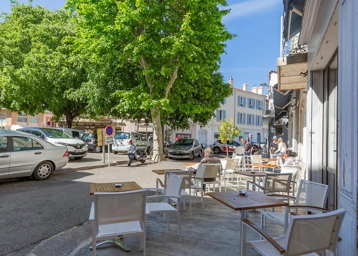 Renovated 2 Bedroom Duplex In The Center Of