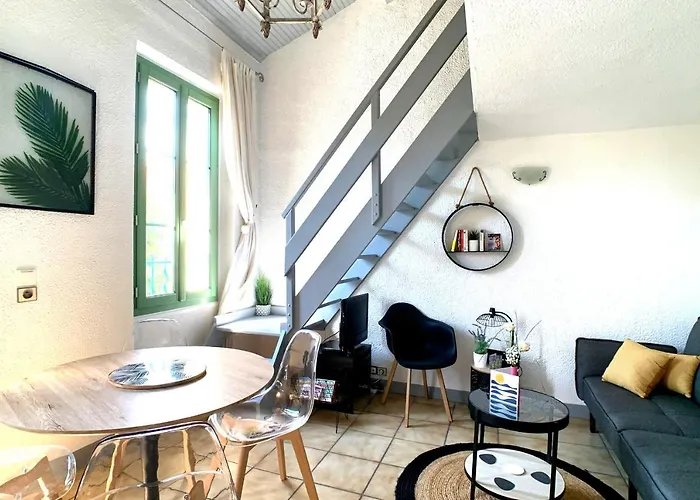 Renovated 2 Bedroom Duplex In The Center Of Apartment *