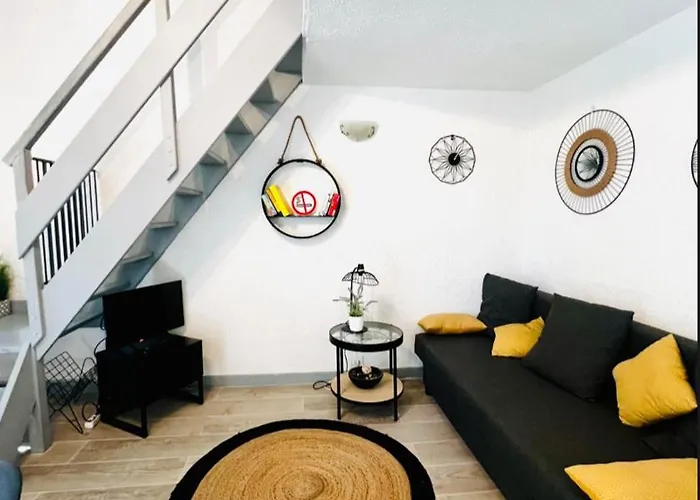 Lägenhet Renovated 2 Bedroom Duplex In The Center Of *