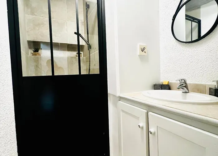 Renovated 2 Bedroom Duplex In The Center Of *